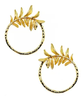 PENDIENTES DORADOS DE AROS CON HOJITAS DE INVITADA PERFECTA